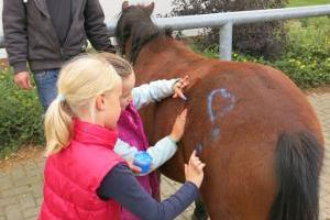 Glückliche Kinderreiterferien