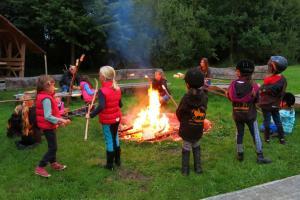 Glückliche Kinder Kinderreitferien am Lagerfeuer