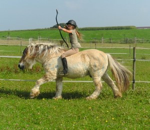 Reiten und mit Pfeil und Bogen schießen