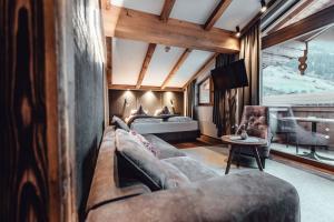 Holzböden und moderne Stoffe geben unseren großzügig geschnittenen Zimmern und Suiten ein gemütliches Flair.