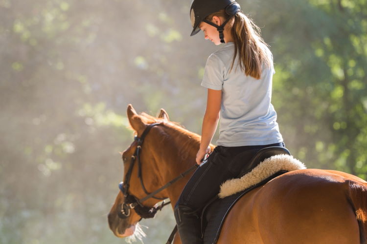 Mädchen reitet auf einem Pferd